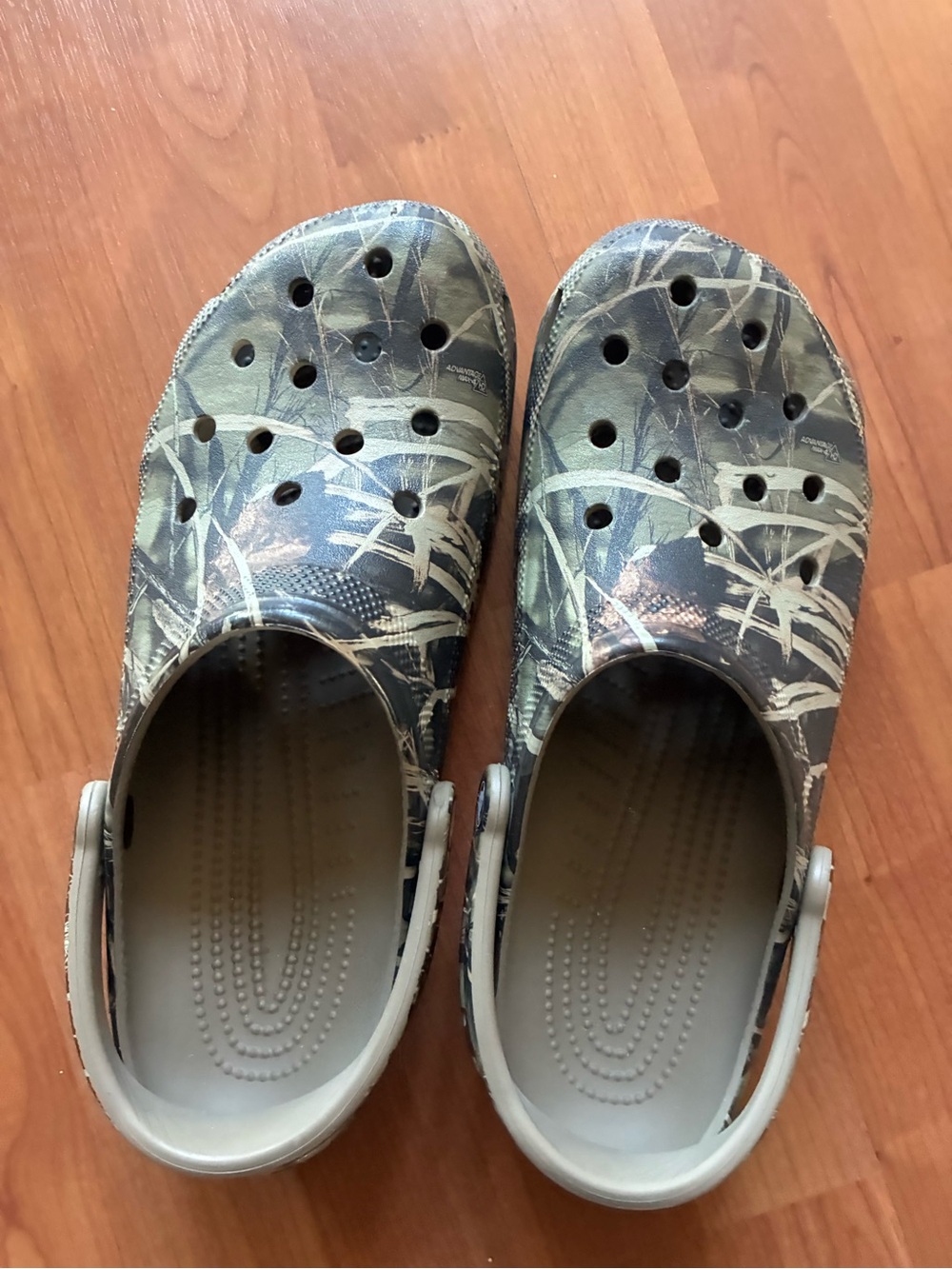 CROCS Realtree Camo Classic Clog in Olive and Tan Sz 12 - Picture 2 of 5